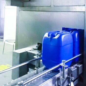 18-40L Jerrycan Fully Automatic Liquid Filling Machine Line 4/6 Lance 400-600bph for Chemicals Oil Electric Motor Gear PLC